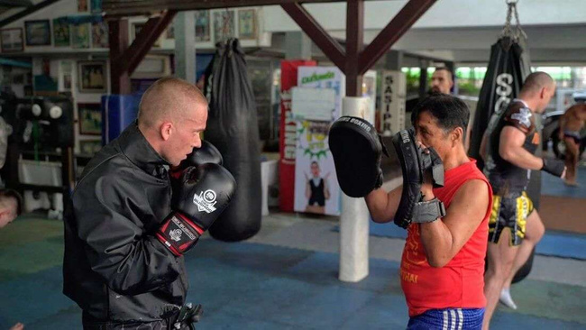 Zestaw bokserski: rękawice bokserskie Classic Red + owijki + ochraniacz na szczękę | DBX Bushido