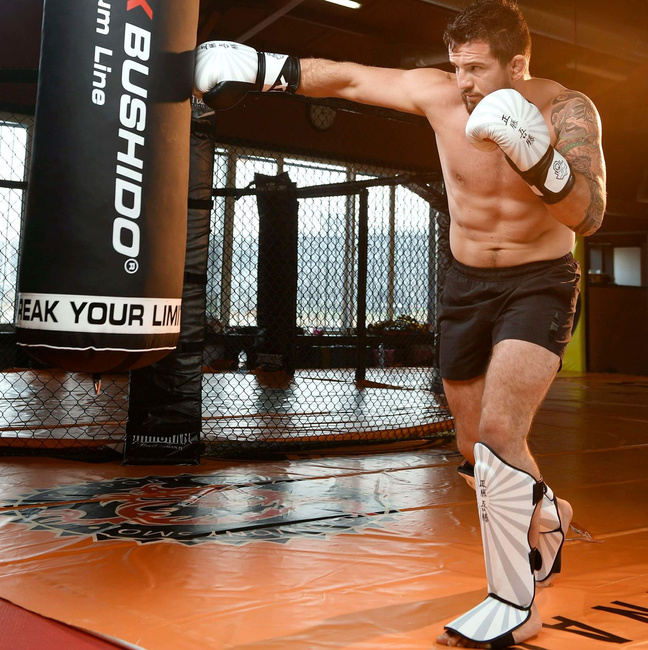 OFERTA SPECJALNA! PRZECZYTAJ OPIS! - Ochraniacze na piszczele XL - Japan