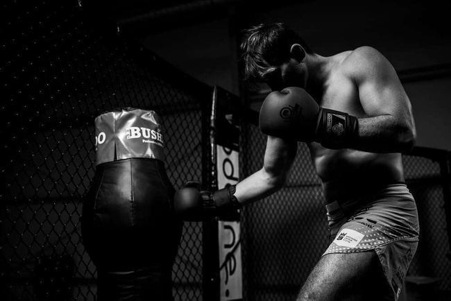 Zestaw bokserski: rękawice bokserskie Black Master + owijki + ochraniacz na zęby | DBX Bushido